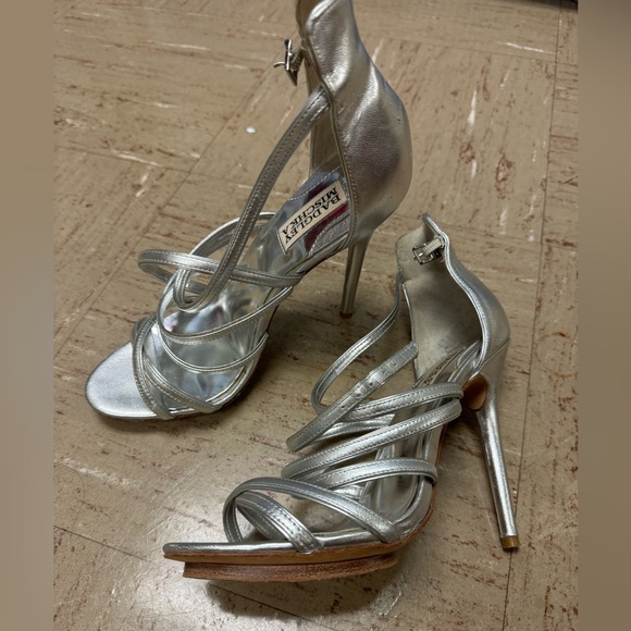 Worn once 7 1/2 Badgley Mischka silver heels - Picture 1 of 1
